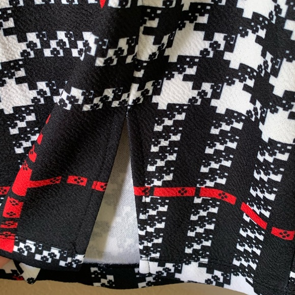 five mini skirt - Picture 3 of 4